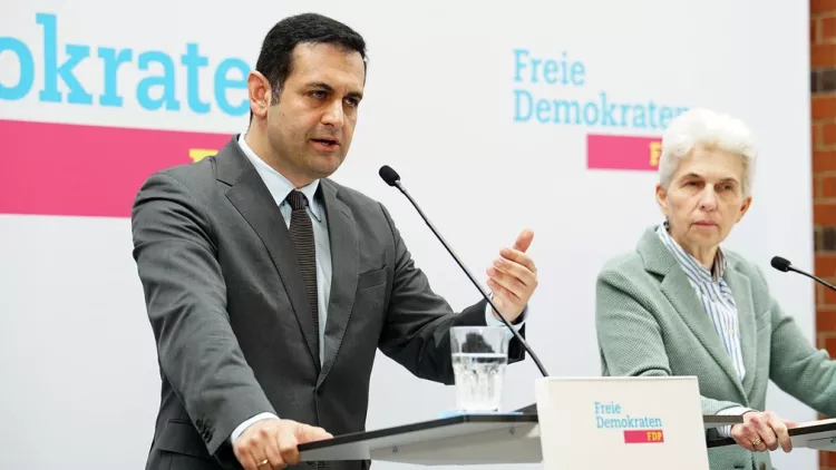 FDP-Generalsekretär Bijan Djir-Sarai und Marie-Agnes Strack-Zimmermann, Spitzenkandidatin der FDP zur Europawahl.